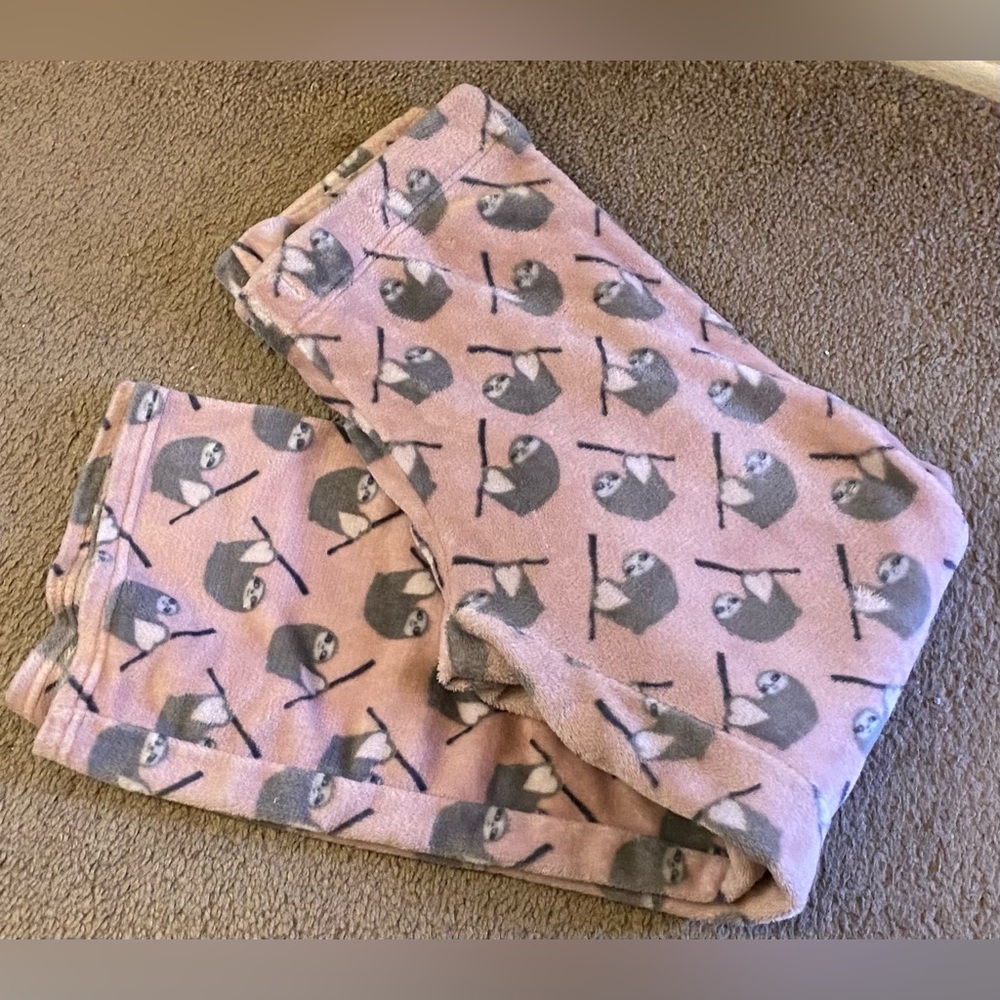 Cozy Sloth w heart shape hands Print size large ladies Pajamas by Berkshire home